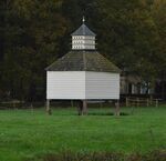 Beeldrijm, in het weiland tegenover de kerk staat deze oude duiventil
<br/>
Richard Keijzer, 2014-10-27